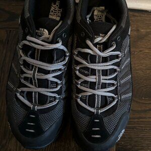 The Northface Men's Waterproof hiking sneakers - like new! Size 9.5